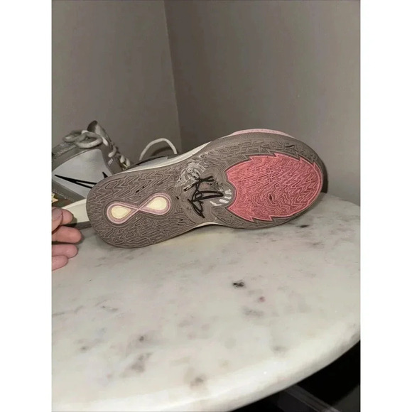 Nike Kyrie Infinity Leopard Camo Girls/boys Size 5Y CZ0204-006 - Picture 6 of 7